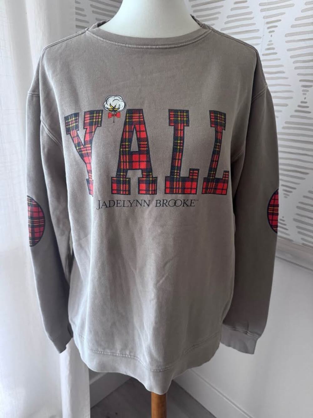 Jadelynn Brooke Women’s Small Y'all Sweatshirt in Grey